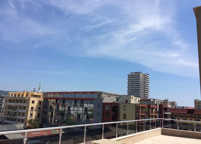 Palm Deluxe Lägenhetshotell Slăntjev Brjag